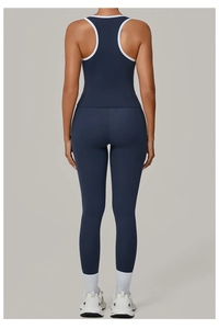 Détail du dos d'un ensemble de yoga marine avec bordures blanches et legging ajusté
