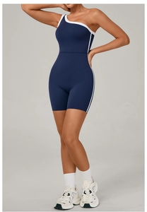 Gros plan d'une combinaison de yoga bleu marine à une épaule avec bordure blanche contrastée