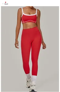Detail des roten Yoga-Sets mit weißen Kontrastnähten und elastischem Slim-Fit-Design