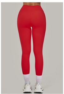 Nahaufnahme der roten High-Waist-Fitness-Leggings mit Push-up-Effekt und Beinkonturen