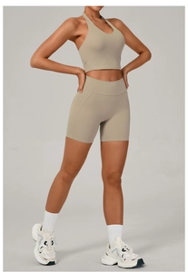 Ensemble de yoga beige minimaliste avec soutien-gorge de sport et short taille haute