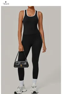 Détail de l'ensemble de yoga noir avec liseré blanc contrasté pour femmes actives