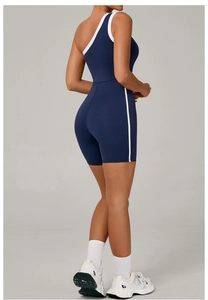 Détail des bordures blanches contrastées et de la coupe au dos du body de yoga bleu
