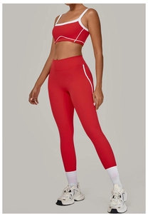 Detail des roten Yoga-Sets mit hohem Bund und weißen Kontrastpaspeln an BH und Leggings