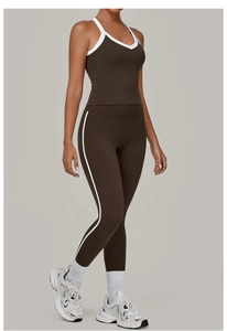 Detail van bruine yogaset met witte randen, sporttop en strakke fitnesslegging