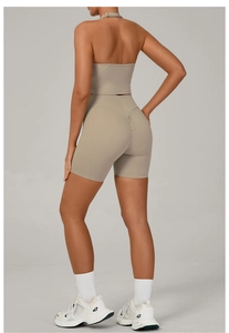 Détail arrière du short de yoga taille haute effet galbant et de la brassière assortie