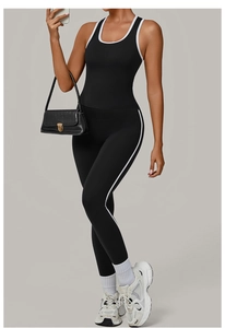 Détail de l'ensemble de yoga noir extensible avec passepoil blanc et bandes latérales