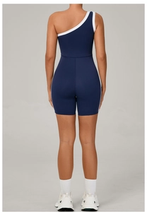 Détail du dos de cette combinaison de sport asymétrique avec des bordures contrastées