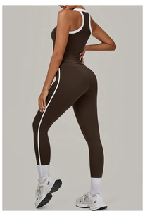 Zijaanzicht van de koffiebruine fitness set met witte bies en hoge taille yoga legging