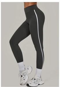 Detailansicht der grauen Yoga-Leggings mit hohen Bund, weißen Streifen und Push-up-Effekt