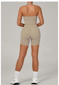 Vue arrière du short de sport push-up beige et haut dos nu en tissu élastique