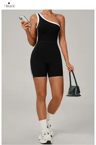 Détail d'un body de yoga noir à une épaule avec bordures blanches contrastées et tissu stretch