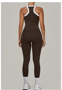 Achteraanzicht van bruine yogaset met witte bies en een legging met hoge taille
