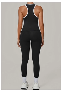 Vue détaillée du soutien-gorge de sport et du legging montrant la coupe ajustée