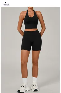 Détail de l'ensemble de sport noir avec soutien-gorge dos nu et short de cyclisme taille haute