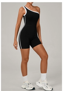 Détail de la combishort de yoga noire à une épaule avec liserés blancs et coupe ajustée