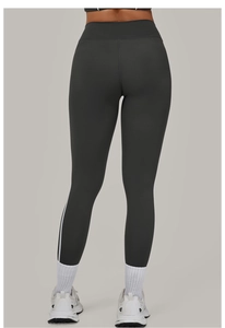 Detailansicht der dunkelgrauen Yoga-Leggings mit hoher Taille, Seitenstreifen und Push-up
