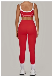 Rückansicht von rotem Yoga-Set mit U-Ausschnitt Top und gestreifter High-Waist-Leggings