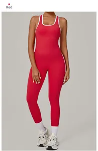 Détail de l'ensemble de sport rouge avec liseré blanc et tissu de yoga élastique