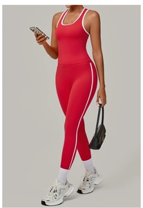 Détail de l'ensemble de yoga rouge avec bandes blanches et haut dos nageur