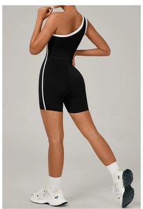 Détail du body de yoga noir à une épaule avec bordures contrastées blanches et coupe ajustée