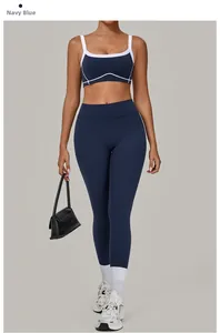 Detailansicht des dunkelblauen Yoga-Sets mit weißen Kontrastpaspeln und Leggings