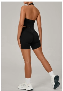 Vue arrière de l'ensemble de yoga noir avec haut dos nu et short de sport taille haute froncé