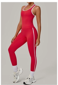 Détail de l'ensemble de yoga rouge avec liserés blancs et tissu très extensible