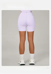 Vue arrière du short de yoga lavande à taille haute avec effet push-up et tissu élastique