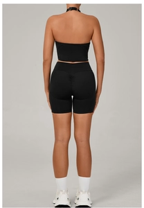 Vue arrière d'un ensemble short de yoga noir taille haute et brassière dos nu