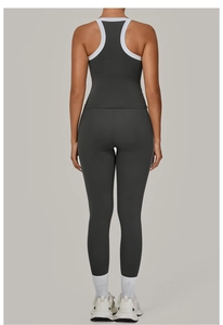 Achteraanzicht van dames racerback tanktop en legging met hoge taille in donkergrijs