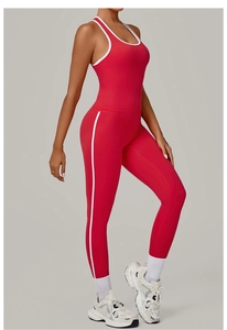 Gros plan d'un ensemble de yoga rouge avec coutures blanches contrastées et tissu extensible