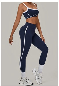Seitenansicht des dunkelblauen Yoga-Sets mit kontrastreichen weißen Nähten auf Leggings