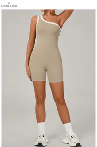 Vue détaillée du body de yoga asymétrique couleur lin avec liseré contrasté blanc
