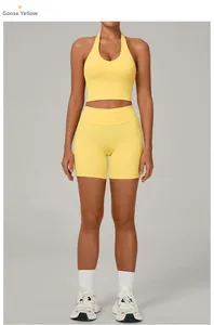 Détail de l'ensemble de yoga jaune oie avec haut licou et short de fitness élastique