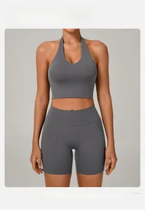 Dettaglio del reggiseno yoga grigio allacciato al collo e pantaloncini a vita alta