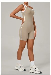 Détail de la coupe asymétrique à une épaule et du passepoil blanc sur le combishort de sport