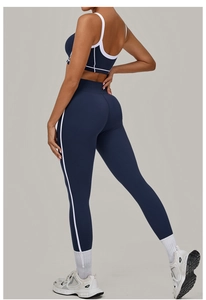 Detailansicht des navyfarbenen Yoga-Sets mit weißen Kontrastpaspeln und Leggings