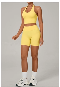 Détail du soutien-gorge de sport dos nu jaune extensible et du short de fitness assorti