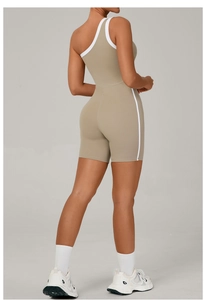 Détail de la combinaison de sport kaki avec bandes blanches contrastées et dos ouvert sculptant