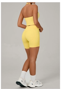 Vue arrière de l'ensemble de yoga jaune avec short froncé et soutien-gorge