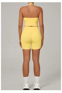 Détails de l'ensemble de yoga jaune avec short froncé effet push-up et taille haute