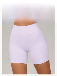 Détail du short de yoga violet sans couture à taille haute en tissu respirant de qualité