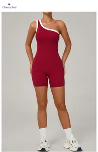 Détail du body de yoga asymétrique rouge cerise avec des finitions blanches contrastées