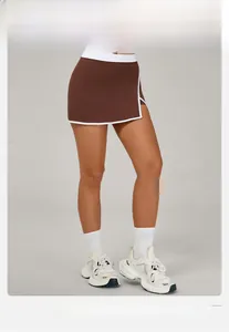 Détail de la jupe de sport marron avec bordure blanche pour yoga et tennis fitness