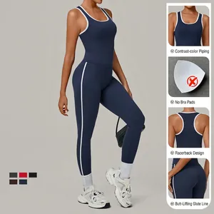 Ensemble de yoga deux pièces bleu marine avec haut à dos nageur et legging à rayures