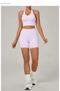 Détail du short de sport taille haute et du soutien-gorge licou en violet romantique