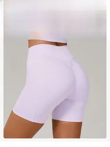 Détail du short de yoga taille haute avec design froncé pour un effet de levage fessier