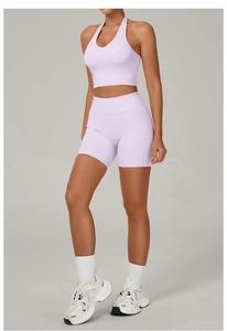 Détail d'un ensemble de yoga violet clair sans couture avec brassière et short
