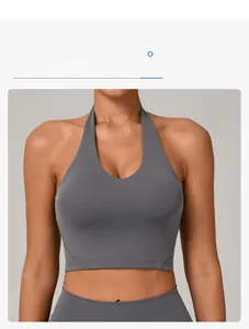 Dettaglio dello scollo a U e del tessuto elastico di un reggiseno sportivo grigio halter